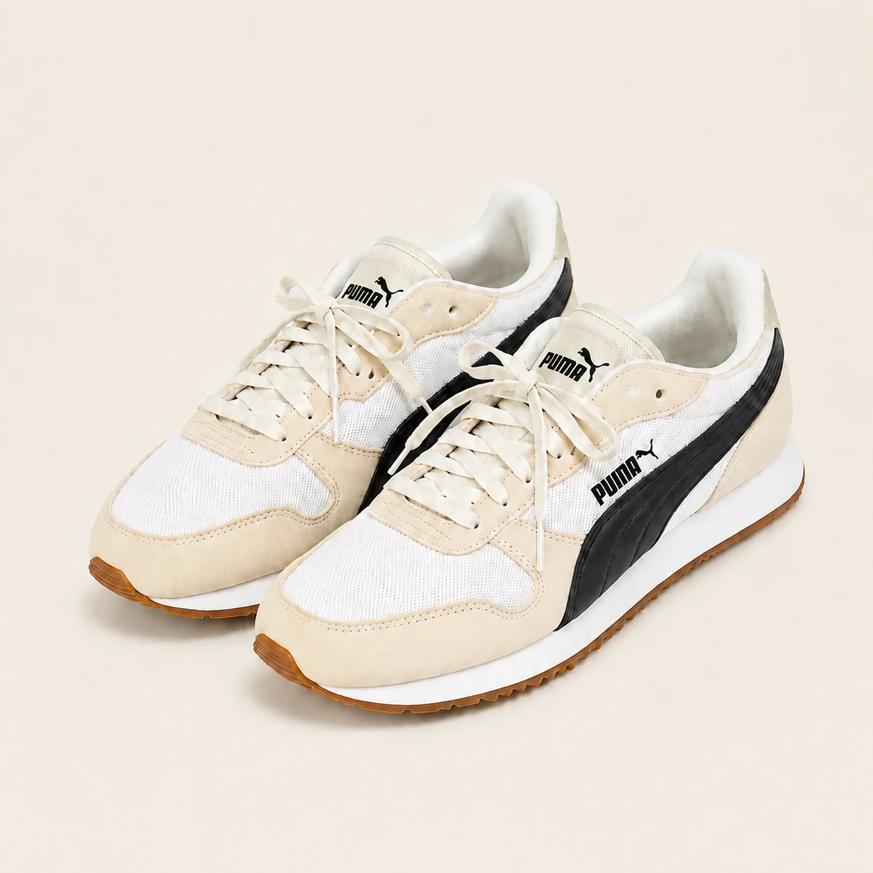 Par de tenis PUMA crema con franjas negras y suela color caramelo