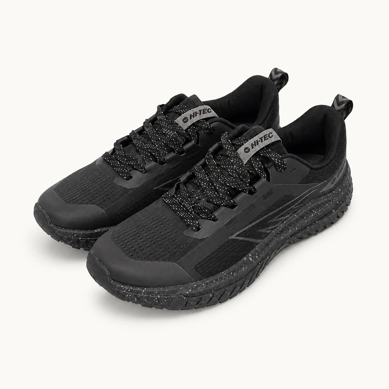 Par de tenis HI-TEC Trail Comfort negros con suela moteada