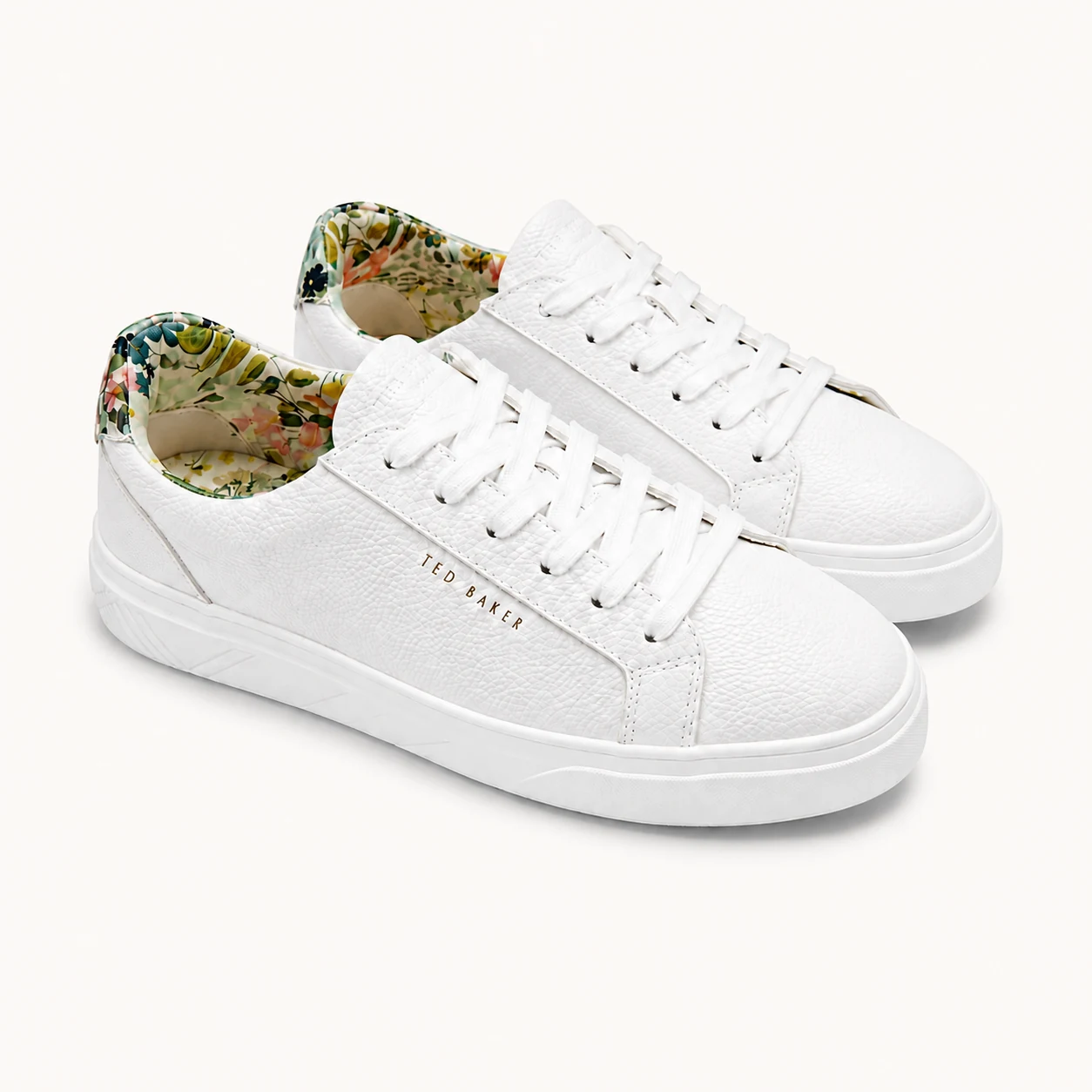 Tenis blancos con detalle floral