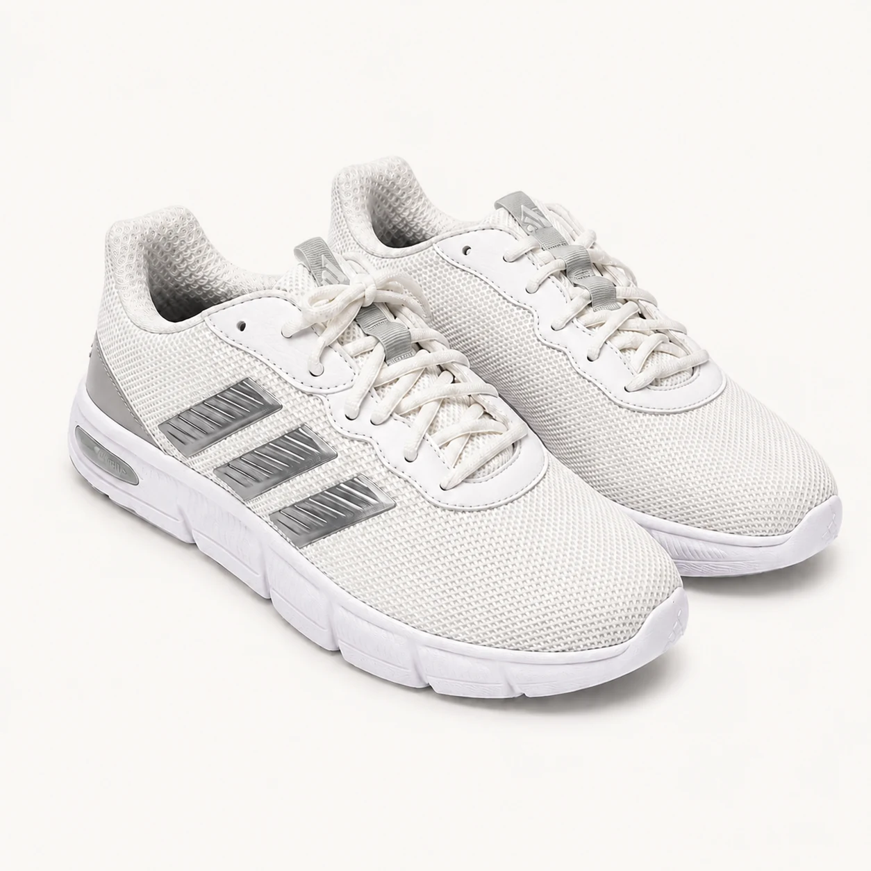 Par de tenis Adidas Cloudfoam Flex blancos con franjas plateadas
