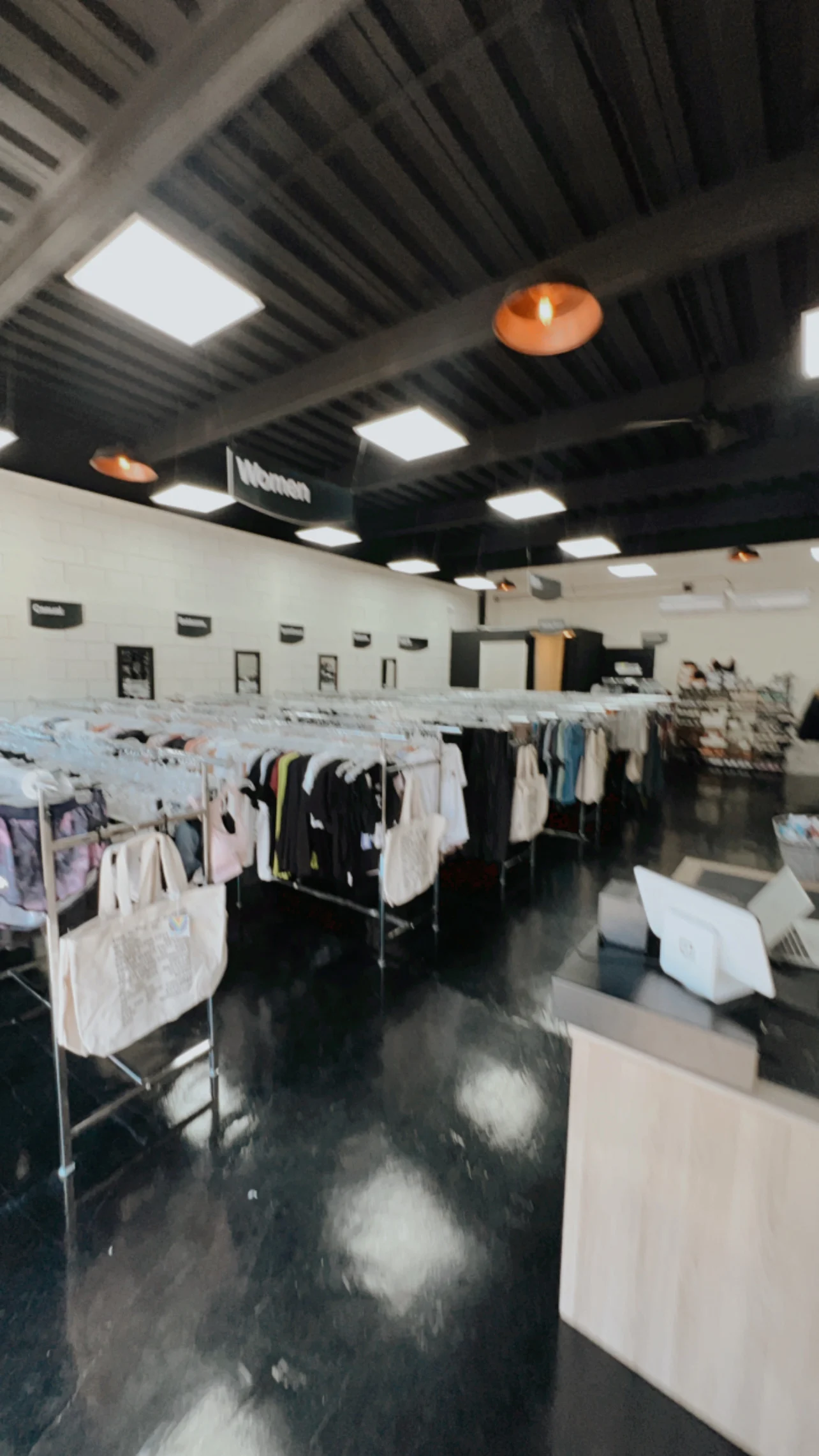 Interior de High Brands Outlet con exhibidores y selección de ropa